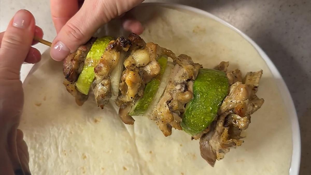 На шпажке кусочки курицы, кабачка, картофеля