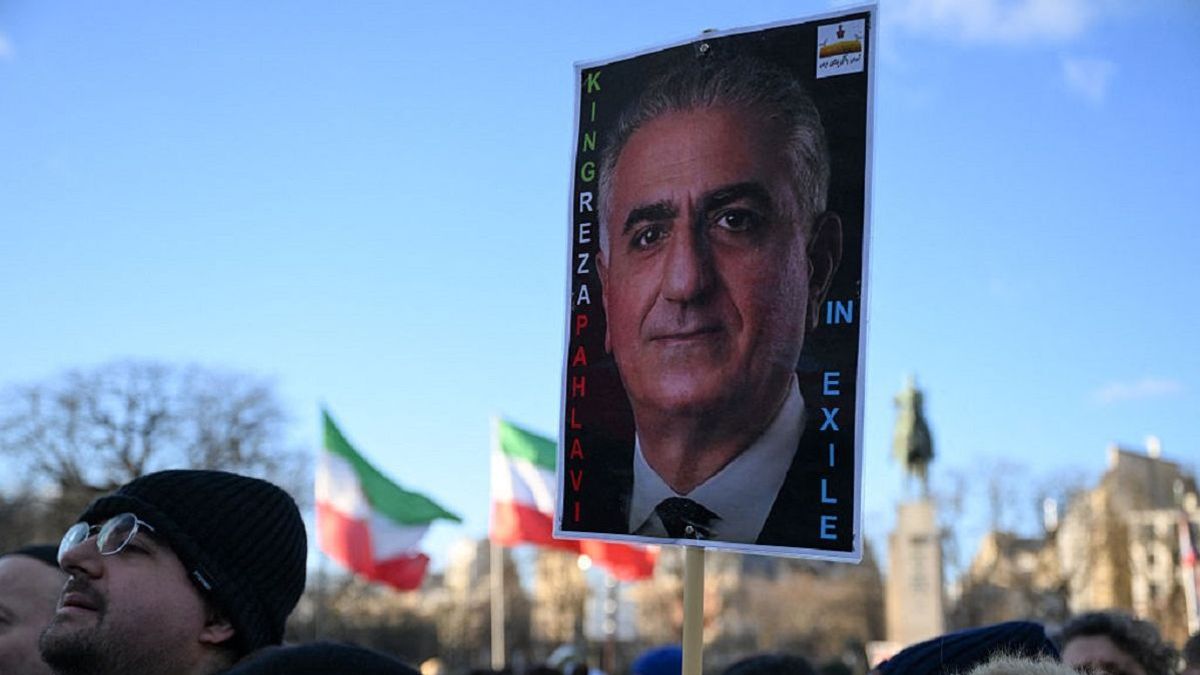 Демонстранты с плакатом Пехлеви