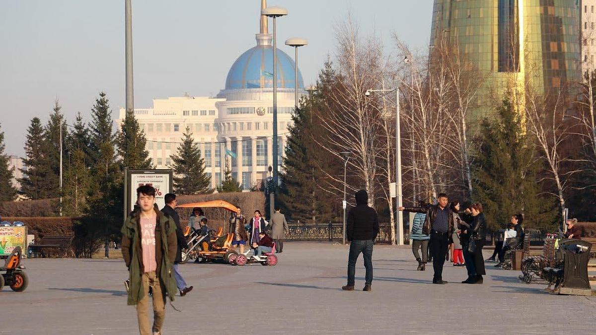Люди гуляют по городу