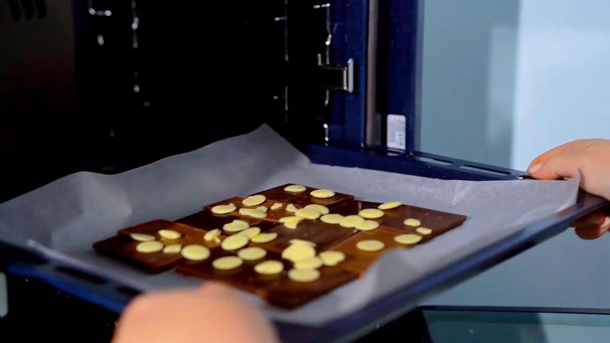 Противень с шоколадом помещают в духовой шкаф