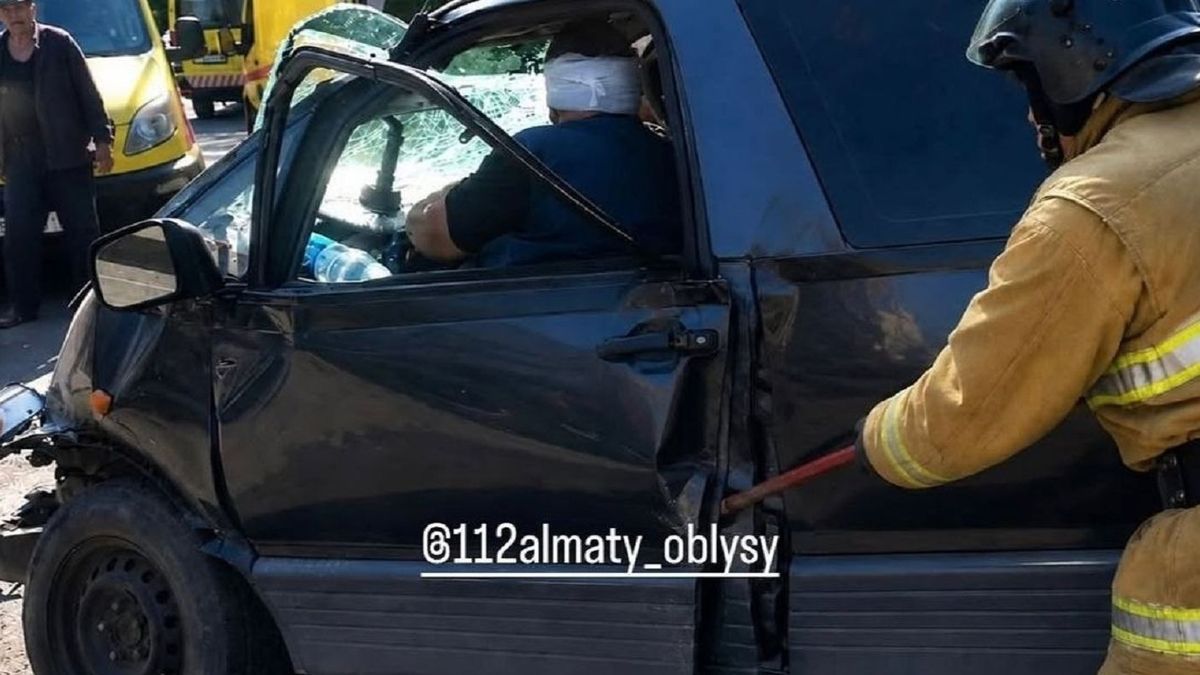 Мужчину зажало в автомобиле
