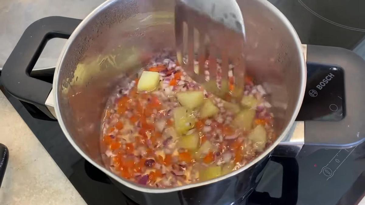 Цветная капуста с картофелем в сотейнике