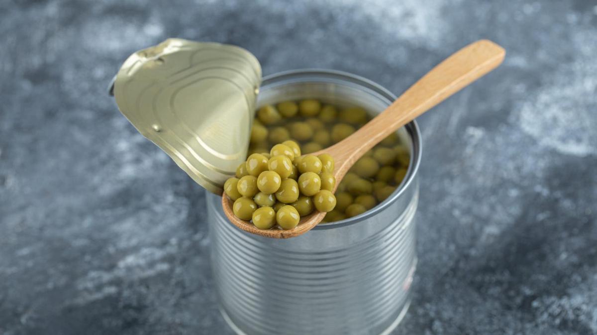 Открытая банка с зеленым горошком