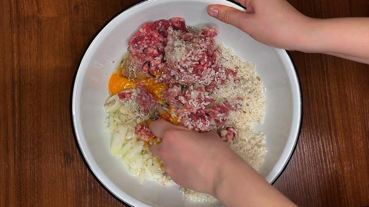 В миске смешивают фарш, яйца и промытый рис