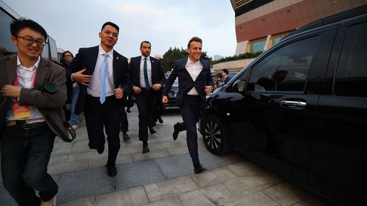 "Побег" Макрона от китайских силовиков