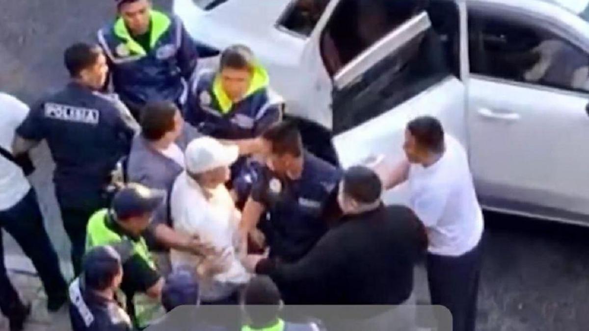 Пьяный мужчина не дает себя задержать Пьяный мужчина не дает себя задержать