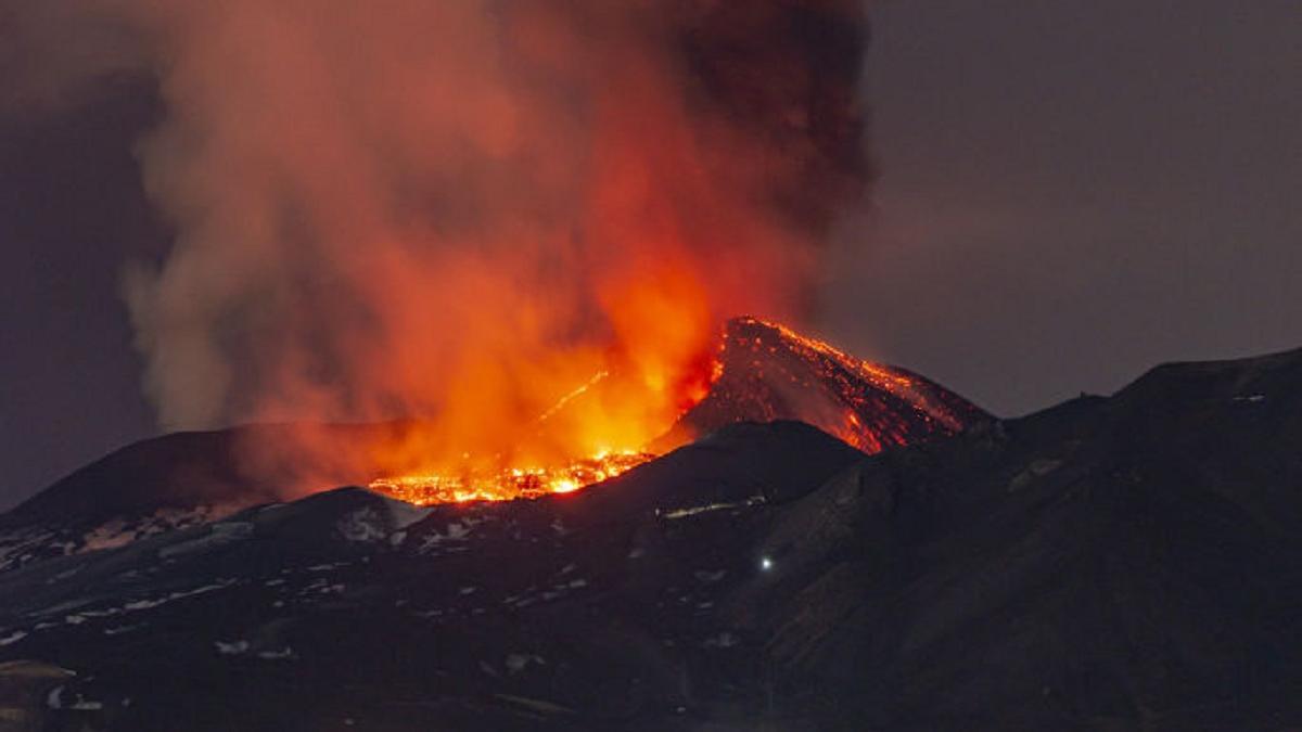 Вулканы в россии извергаются. Извержение вулкана Этна. Этна извержение 2022. Этна последнее извержение. Извержение вулкана Этна 2002.