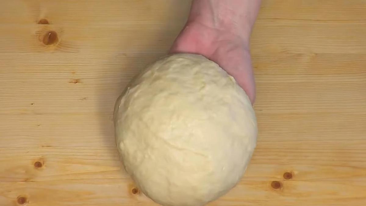 Замешенное с маслом тесто в руке