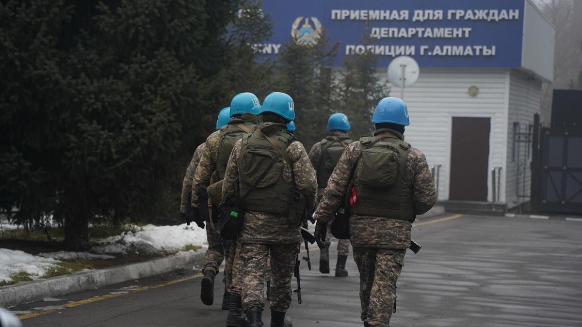 Военные подходят к зданию ДП