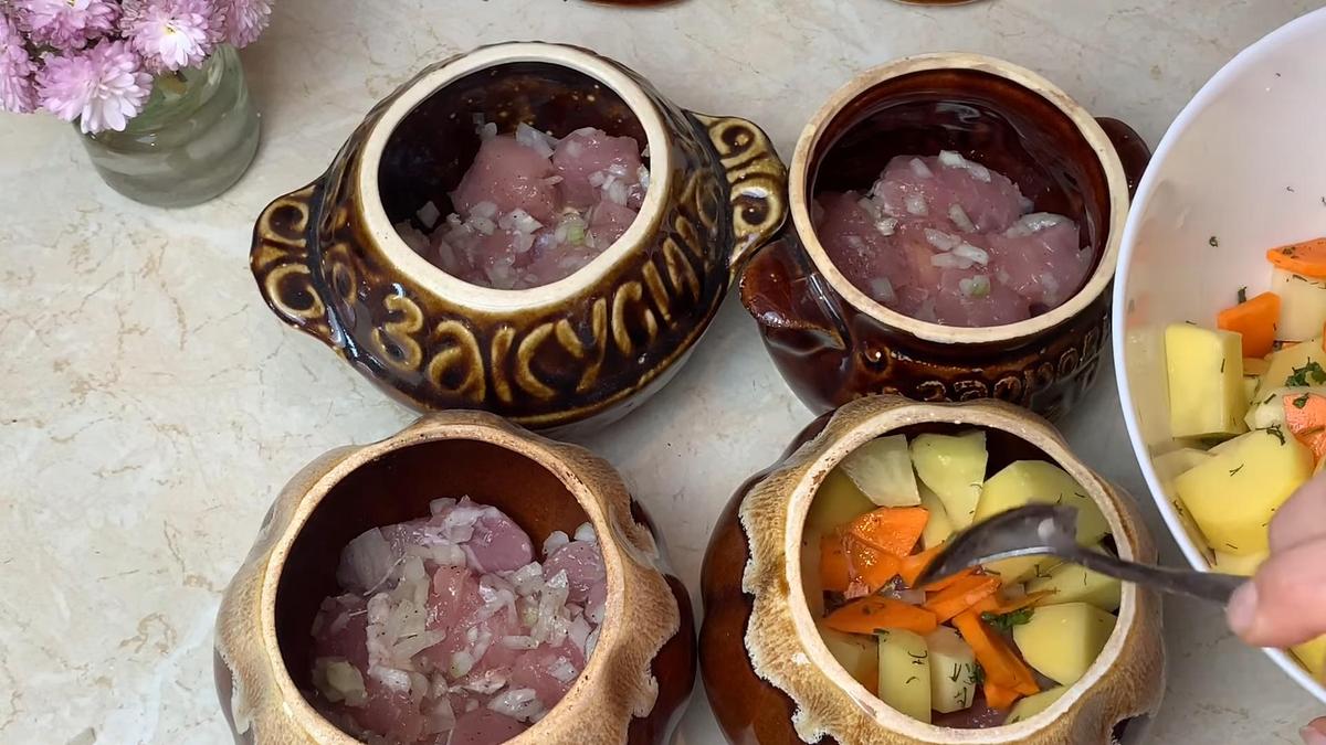 В глиняные горшочки с мясом добавляют картофель и морковь