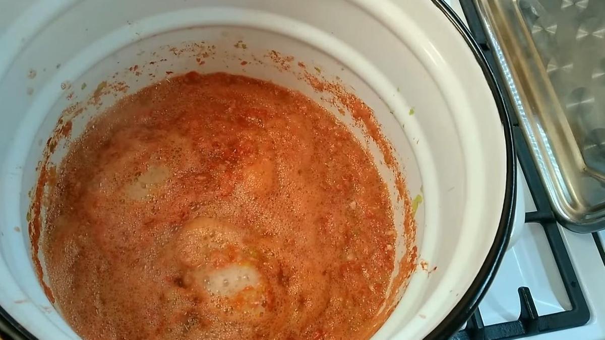 Аджика кипит в кастрюле