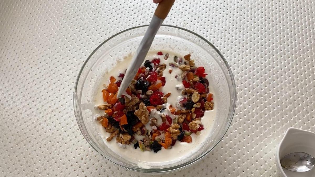 Сухофрукты и орехи в твороге