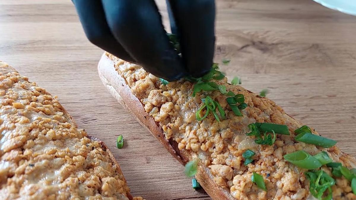 Запеченные багеты украсьте зеленым луком