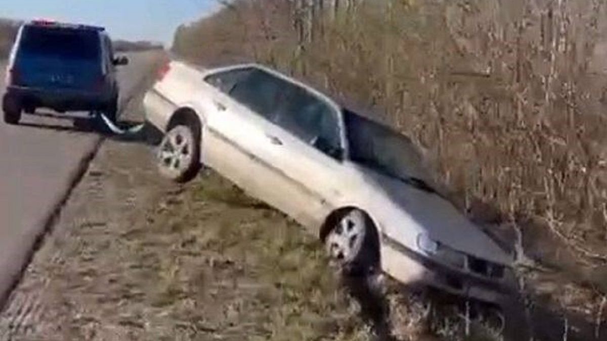 Машина в кювете