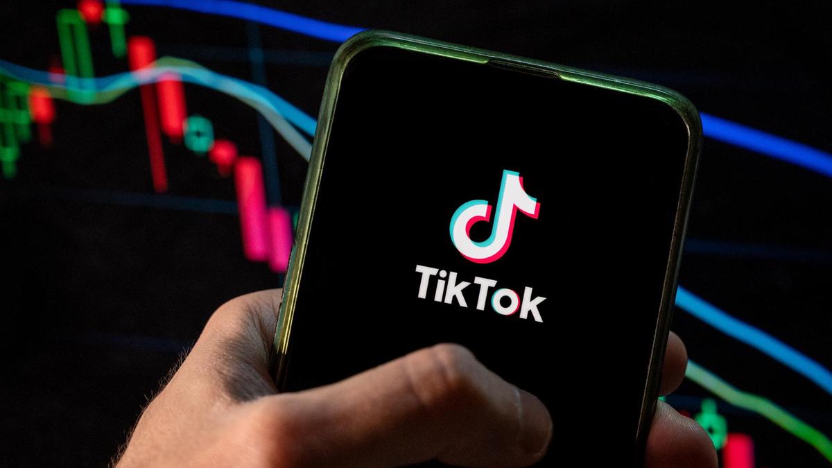 Логотип TikTok на экране смартфона