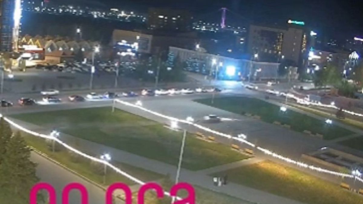 Автомобиль пересекает площадь