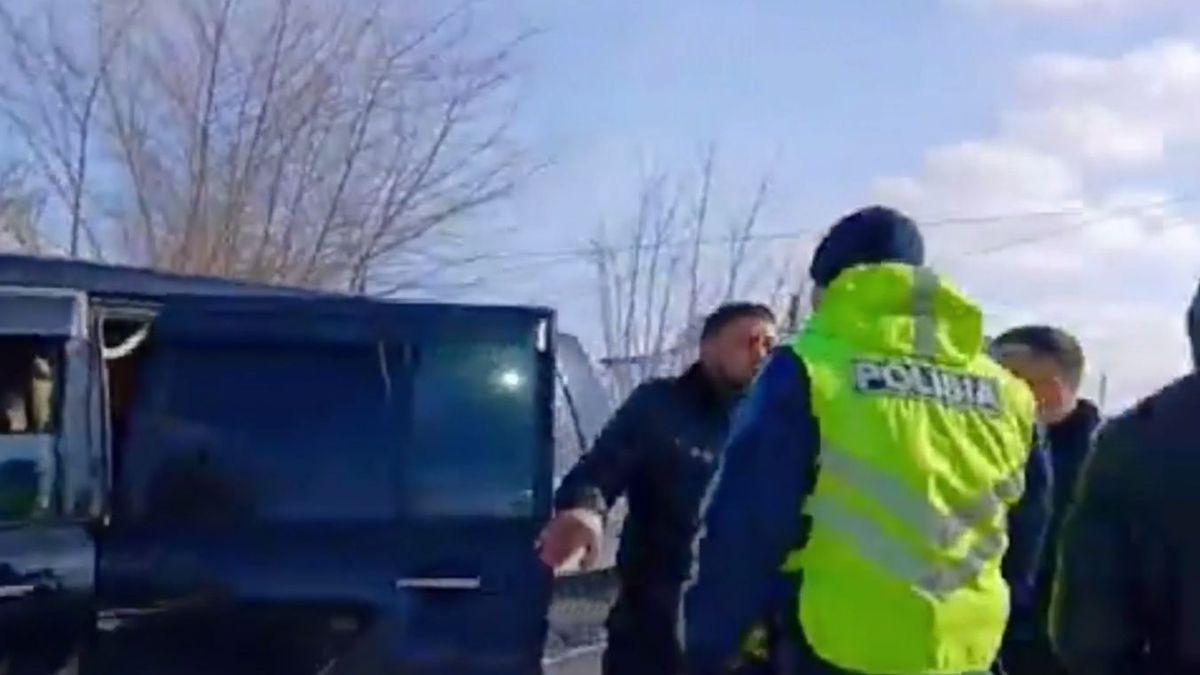 Полицейские и участники дорожного конфликта