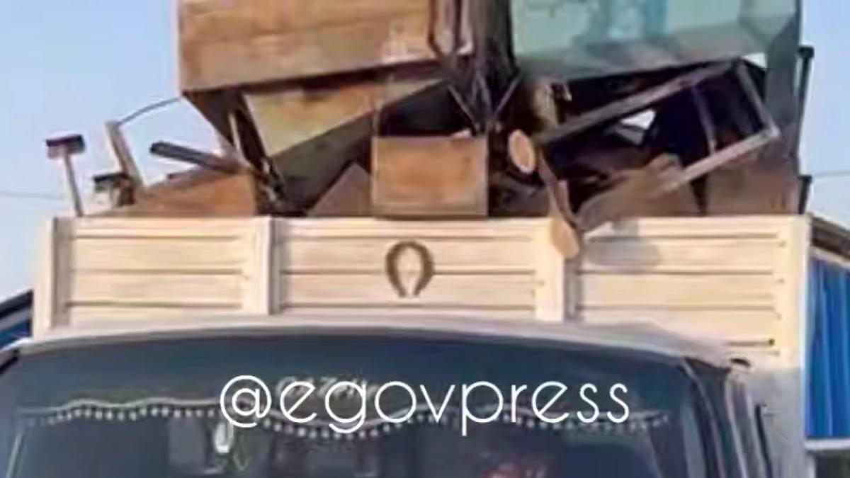 Автомобиль с памятниками и оградками