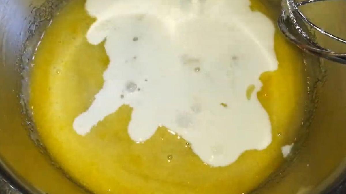 Взбитое яйцо с сахаром и молоко