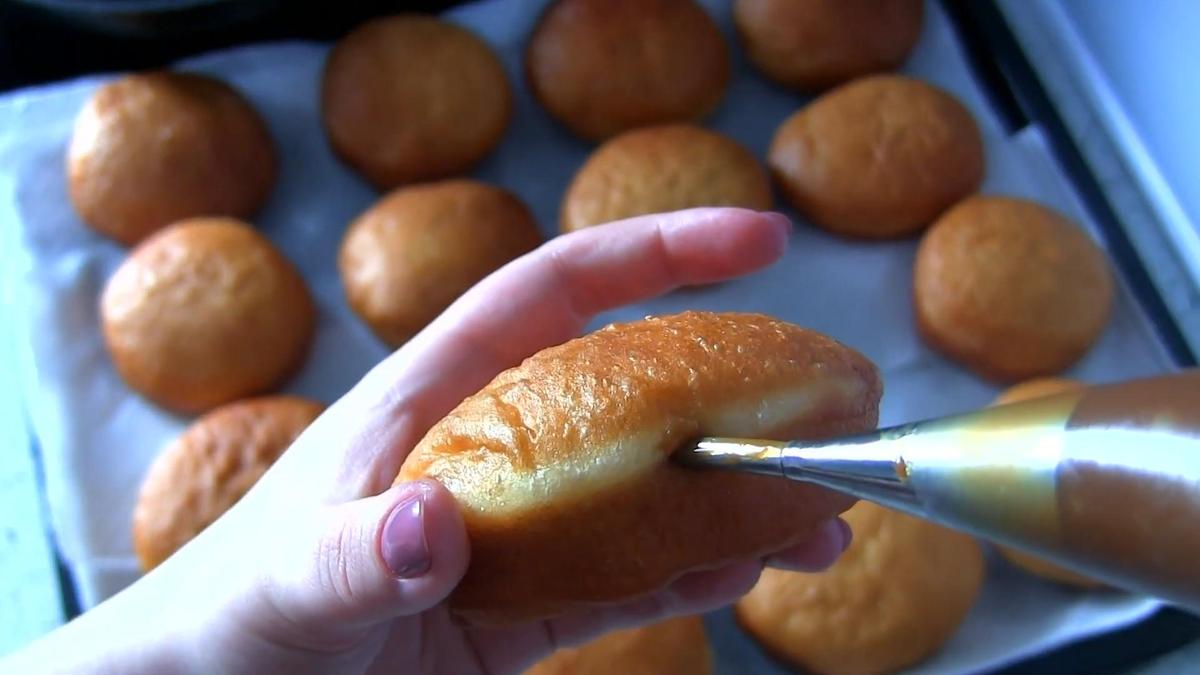Наполнение пончика сгущенкой с помощью кондитерской насадки