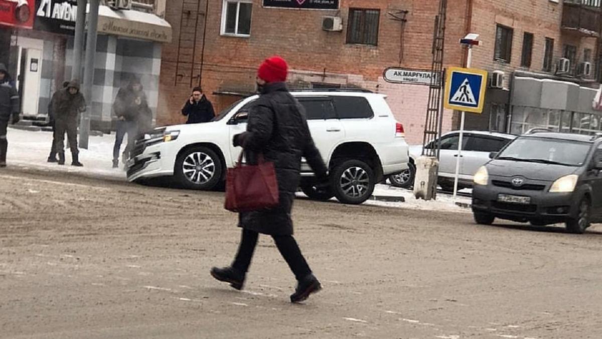 Внедорожник провалился в асфальт Внедорожник провалился в асфальт