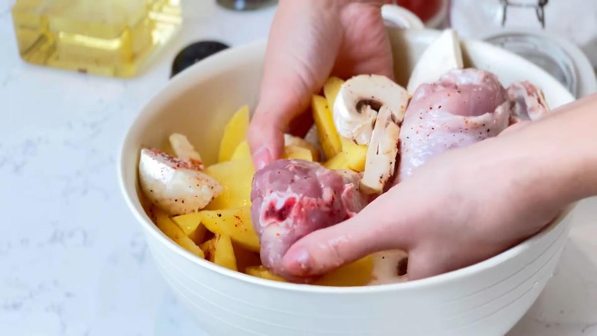 В миске картофель, грибы и куриные голени