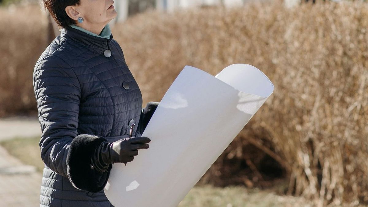 Женщина с эскизом в руках