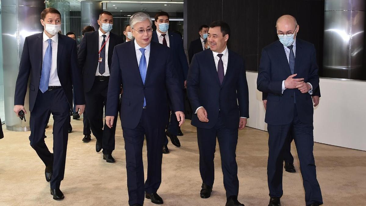 Касым-Жомарт Токаев и Садыр Жапаров идут по коридору Касым-Жомарт Токаев и Садыр Жапаров идут по коридору