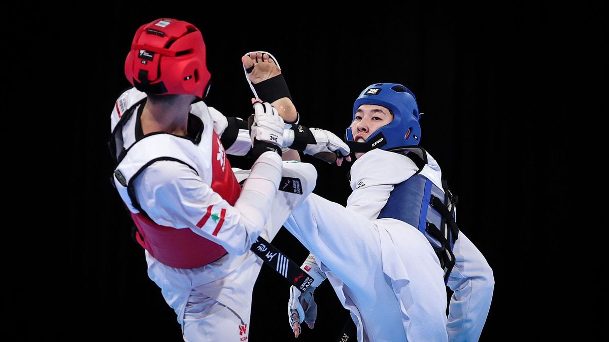 Казахстанский таеквондист Тамерлан Тлеулес (справа)