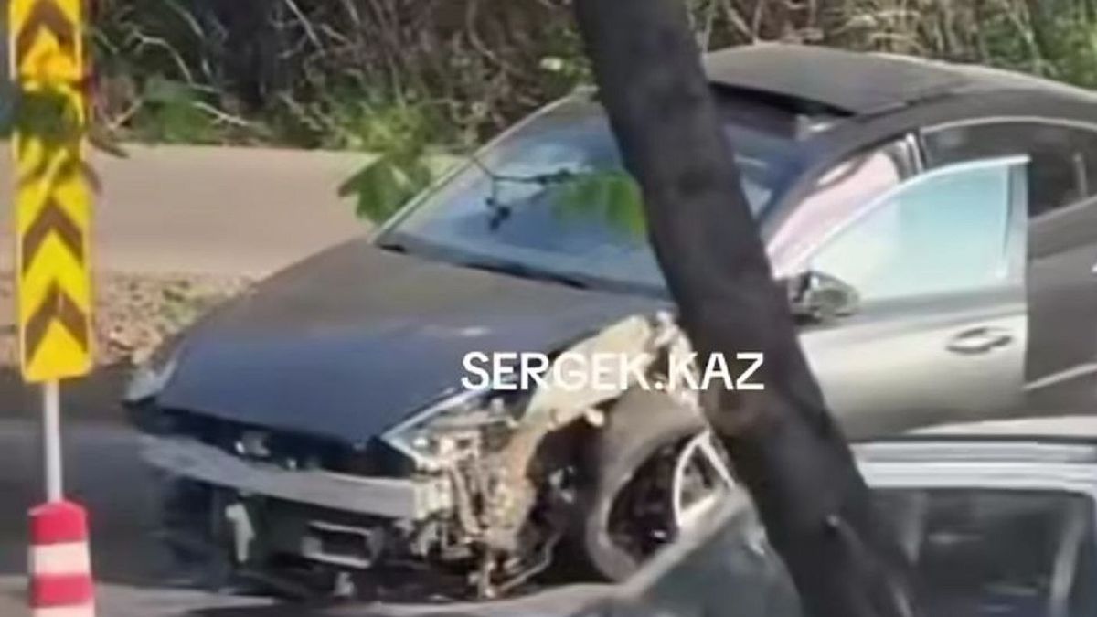 Очередная авария на проспекте Аль-Фараби в Алматы: Hyundai врезался в разделительную опору