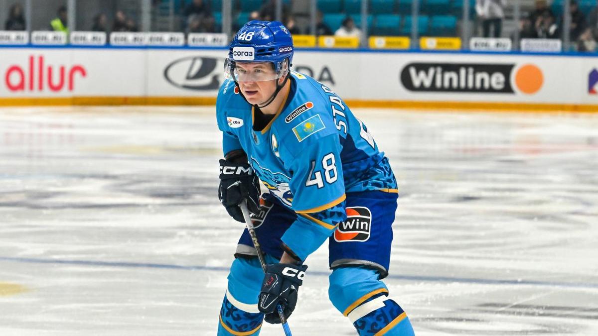 Казахстанский хоккеист Роман Старченко