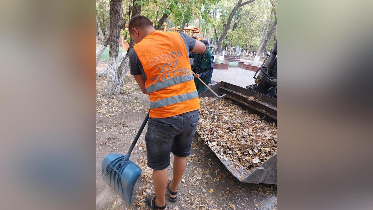 Мужчина подметает улицу Мужчина подметает улицу