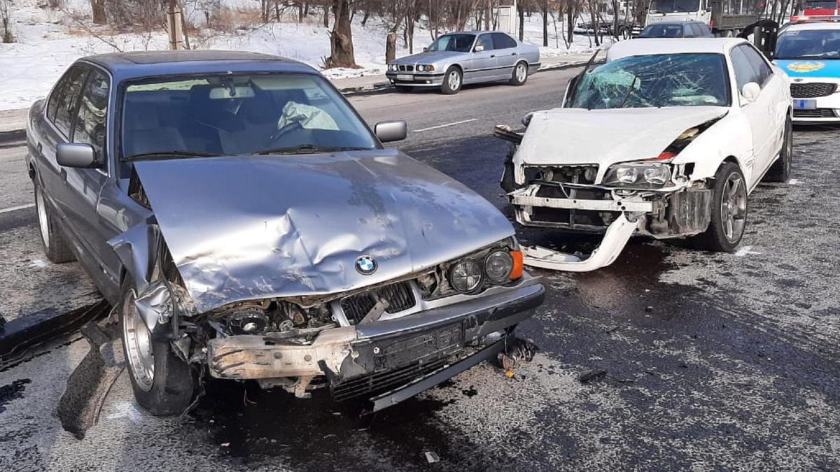 Поврежденные в аварии автомобили стоят на дороге