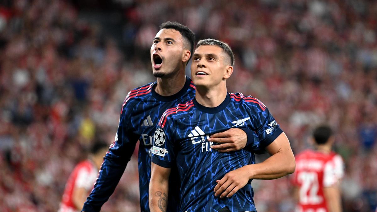 Футболисты Габриэл Мартинелли и Леандро Троссард (слева направо)