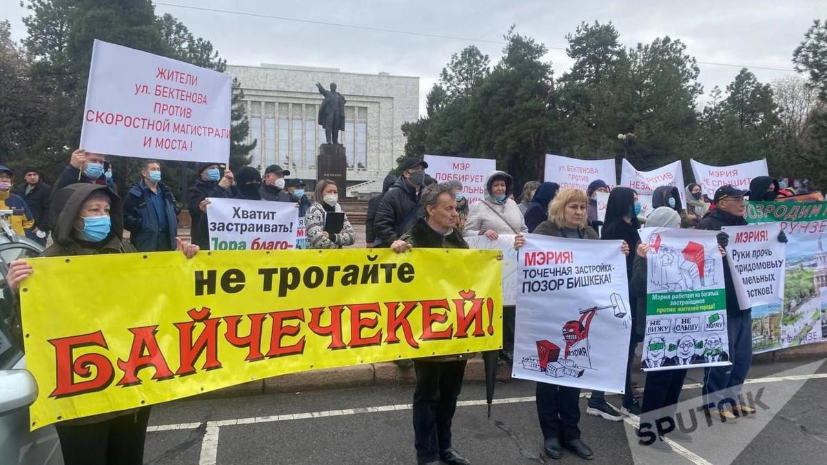 Протестующие у Дома правительства в Бишкеке