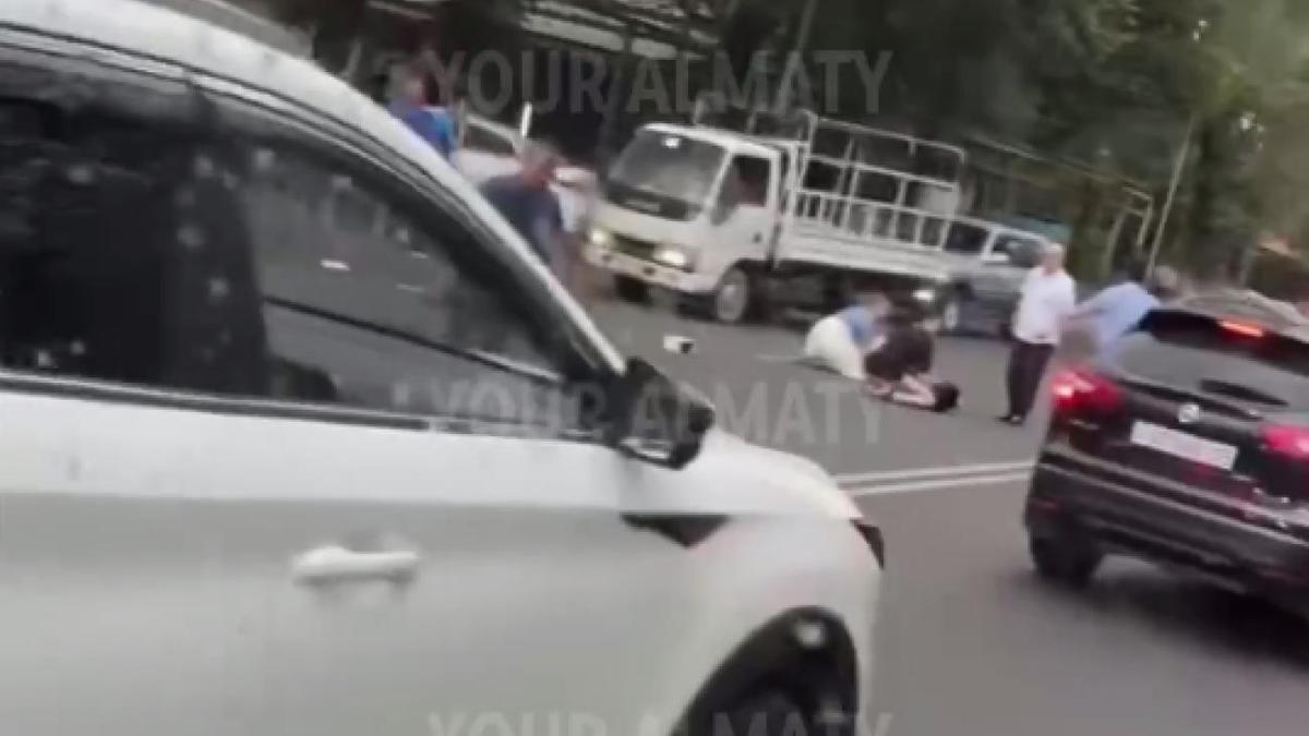 Люди попали под колеса автомобиля