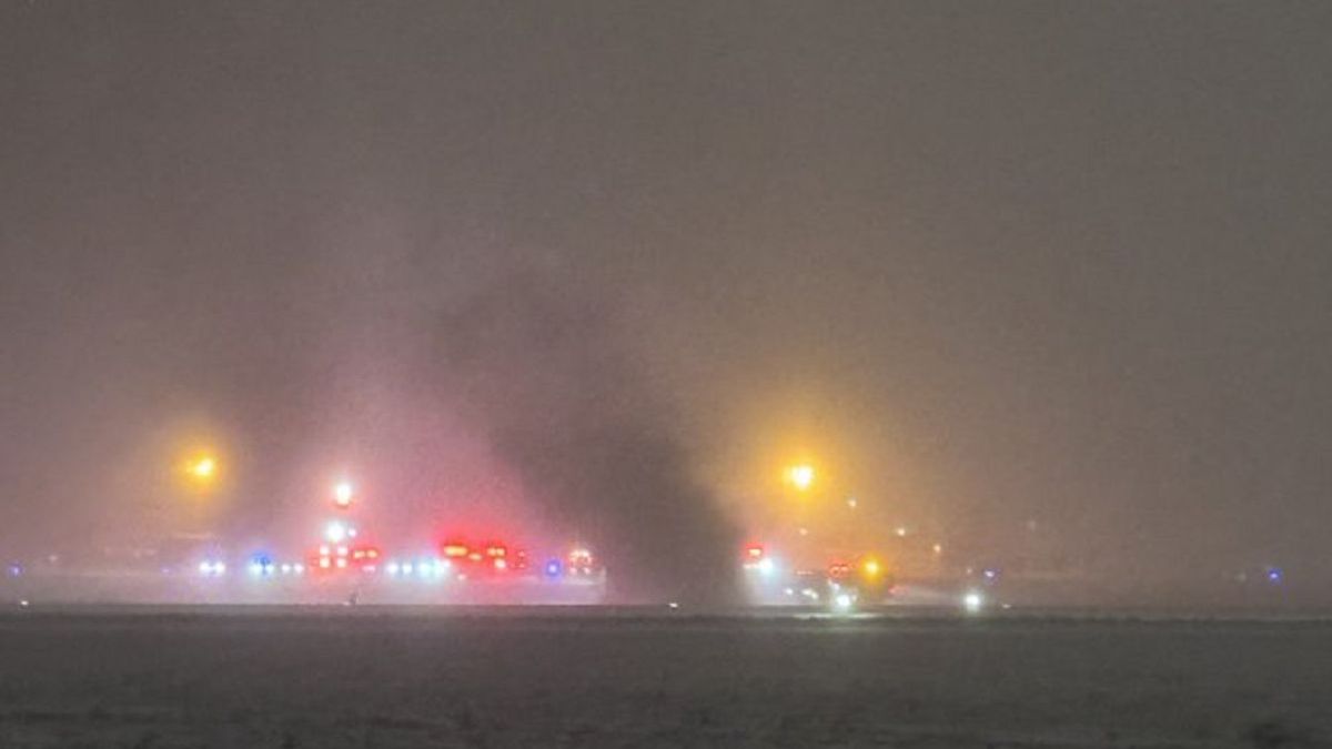 Дым от упавшего самолета