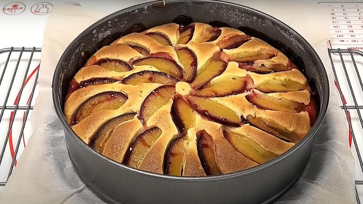 Пирог со сливами в форме