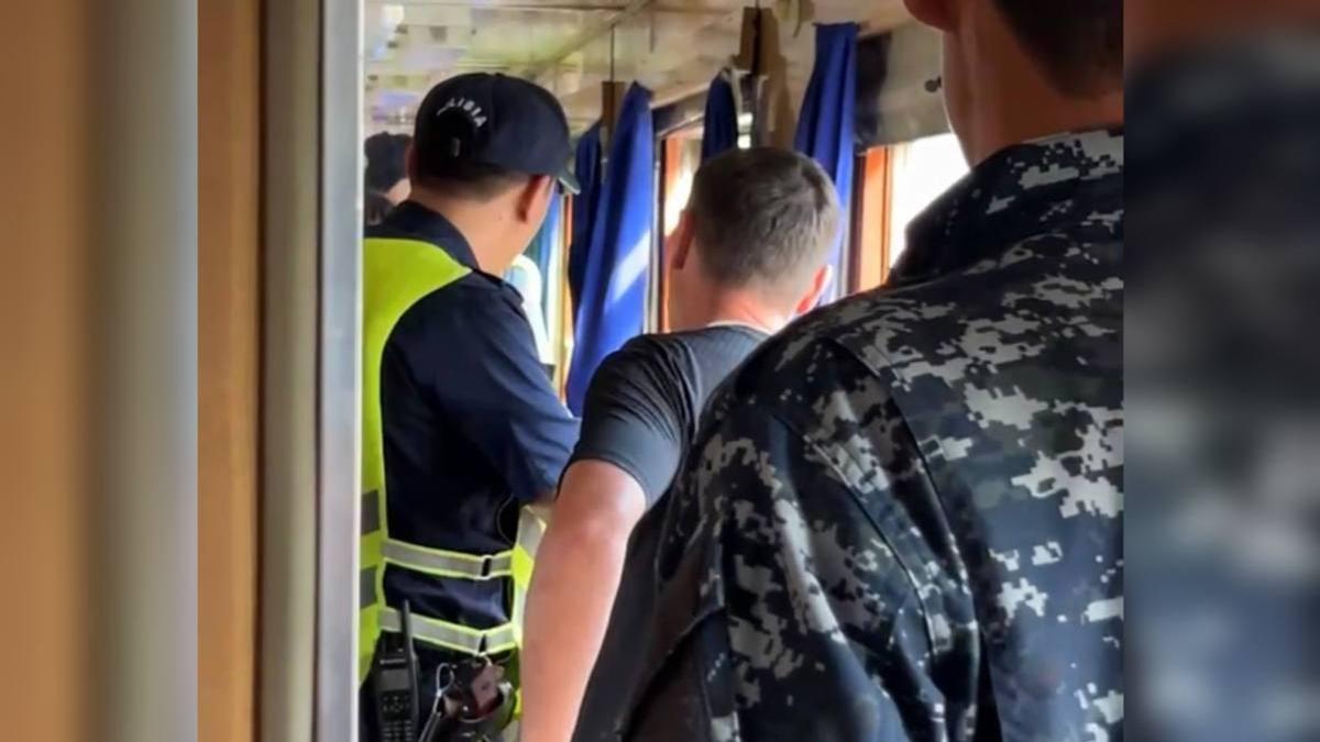 Сотрудники полиции в поезде