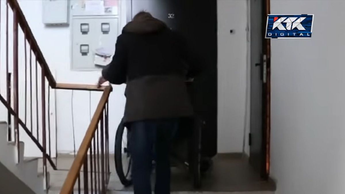 Жители дома пытаются спуститься по лестнице