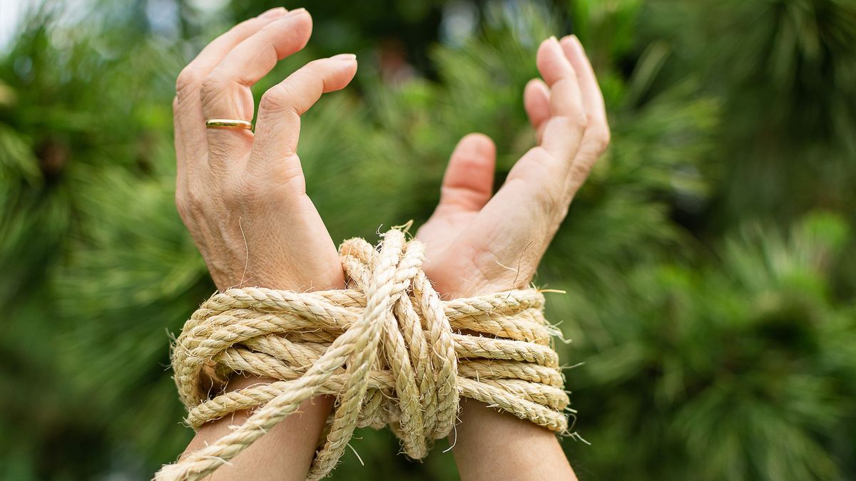 Связанная женщина