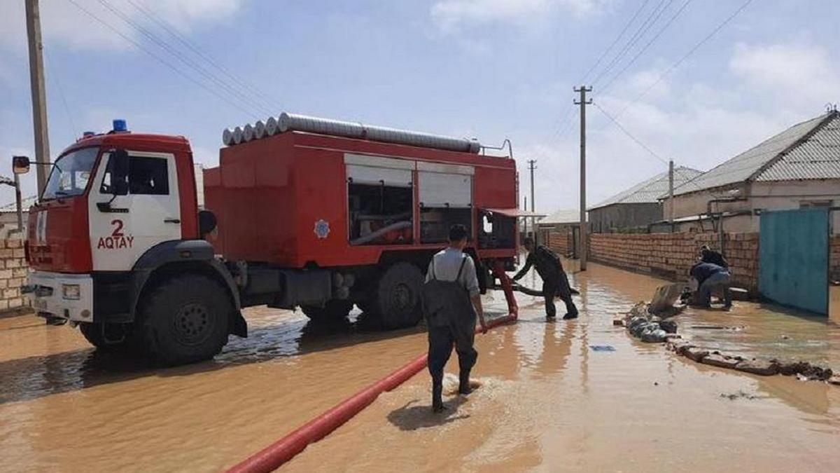 Спасатели откачивают воду