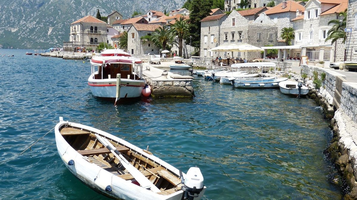 Лодки плавают на берегу Черногории