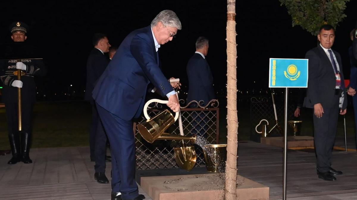 Қасым-Жомарт Тоқаев ШЫҰ мүше елдердің президенттерімен бірге ағаш отырғызды Қасым-Жомарт Тоқаев ШЫҰ мүше елдердің президенттерімен бірге ағаш отырғызды
