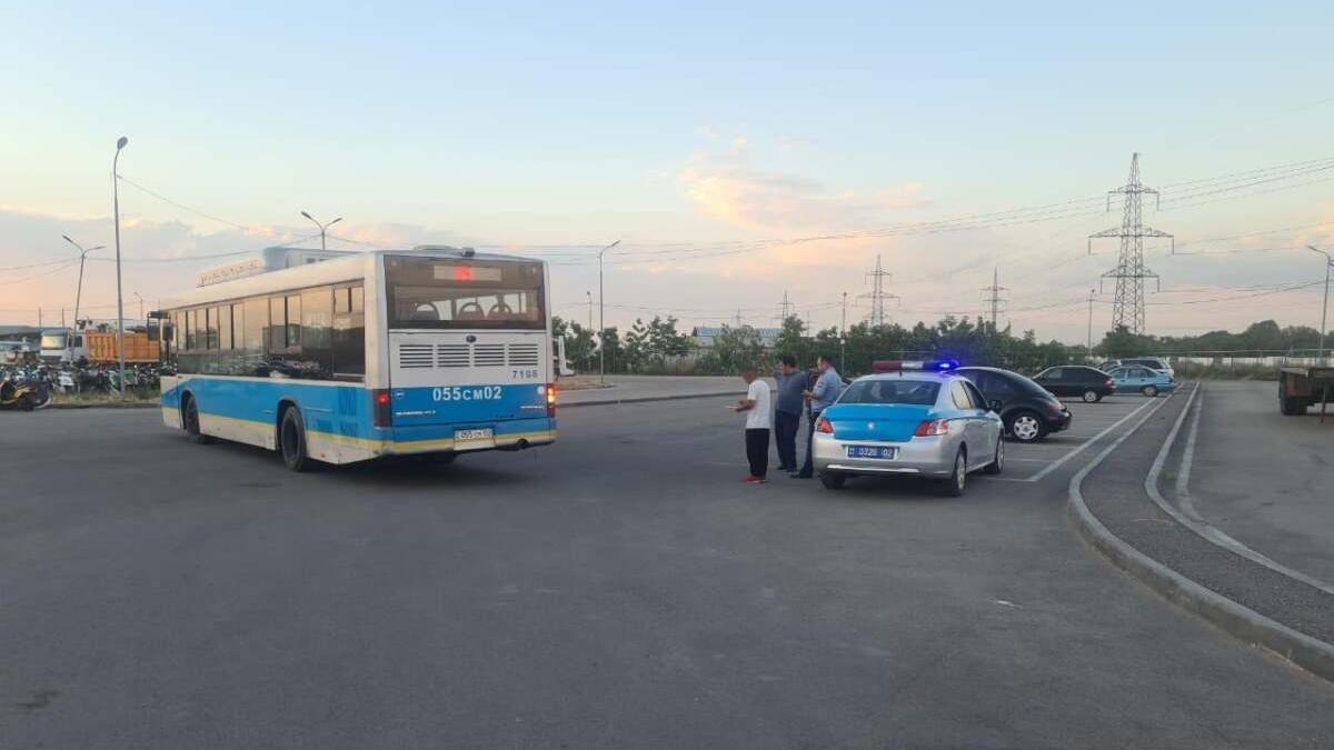 Полицейские рядом с автобусом