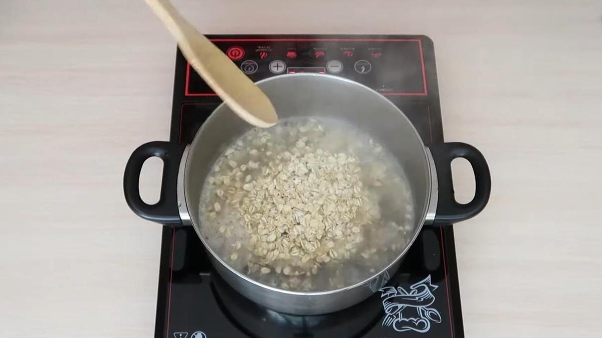 Овсяные хлопья в кипящей воде