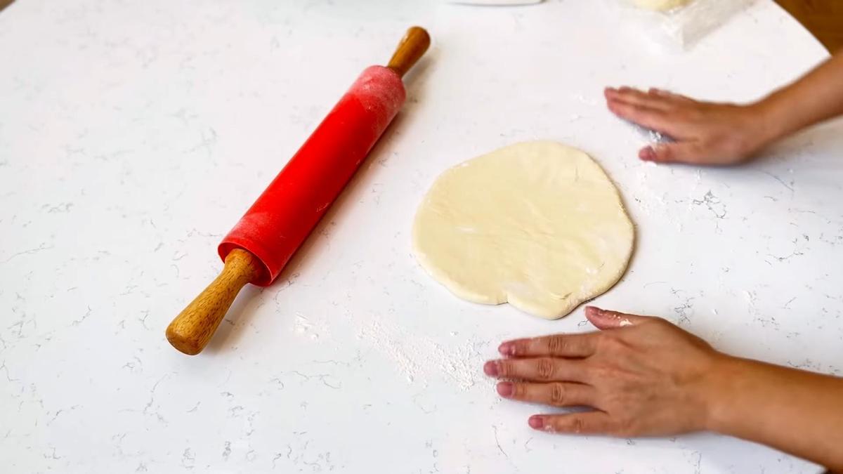 Тесто на припыленном мукой столе