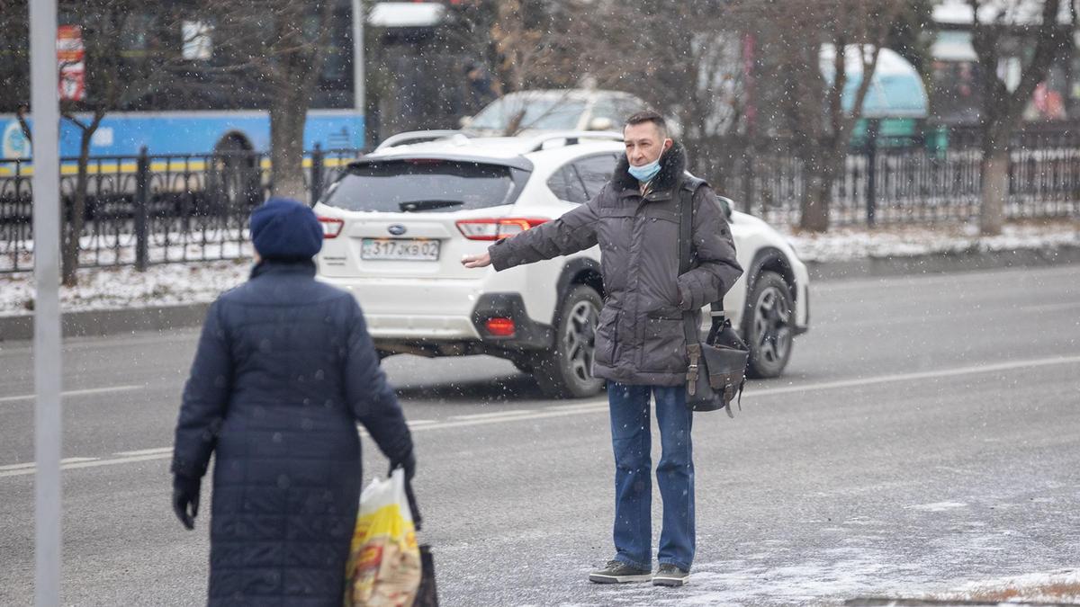 Мужчина голосует у дороги