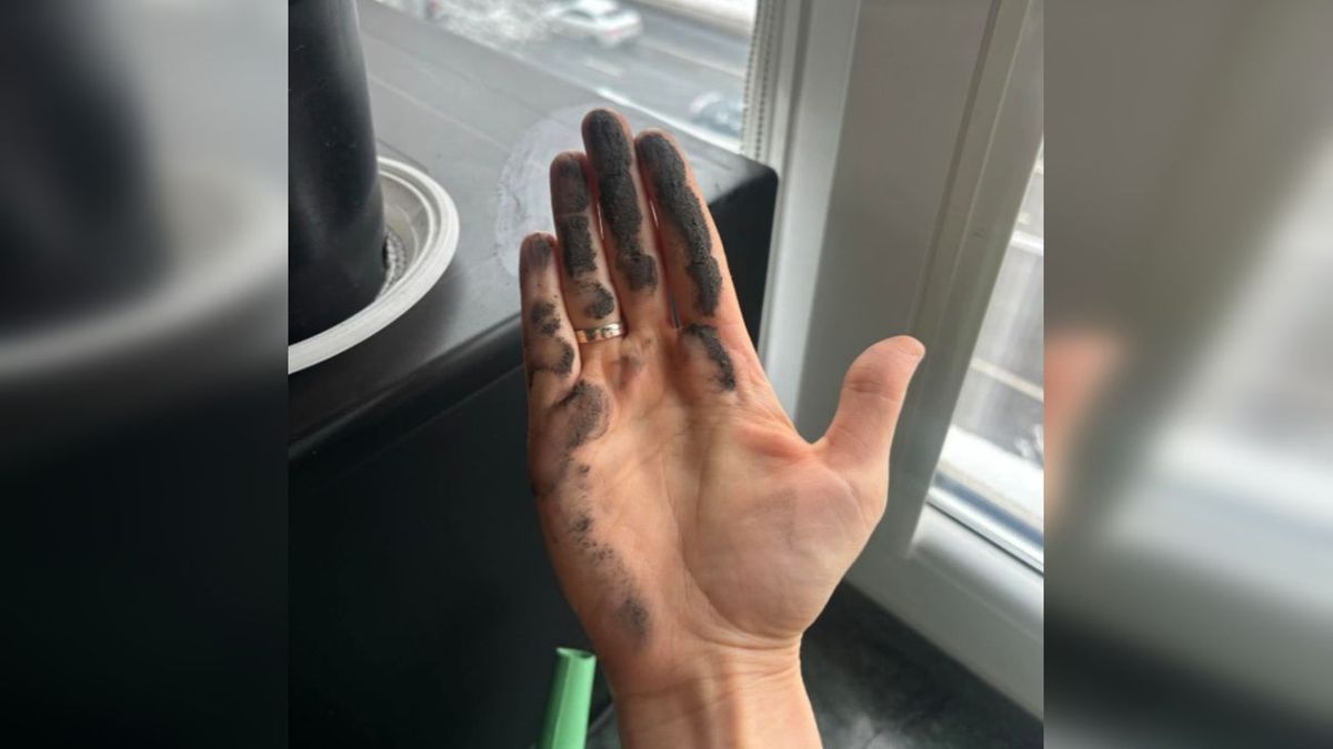 Сажа на руке