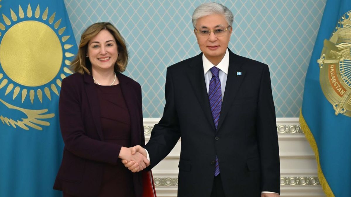 Джули Стаффт пен Тоқаев